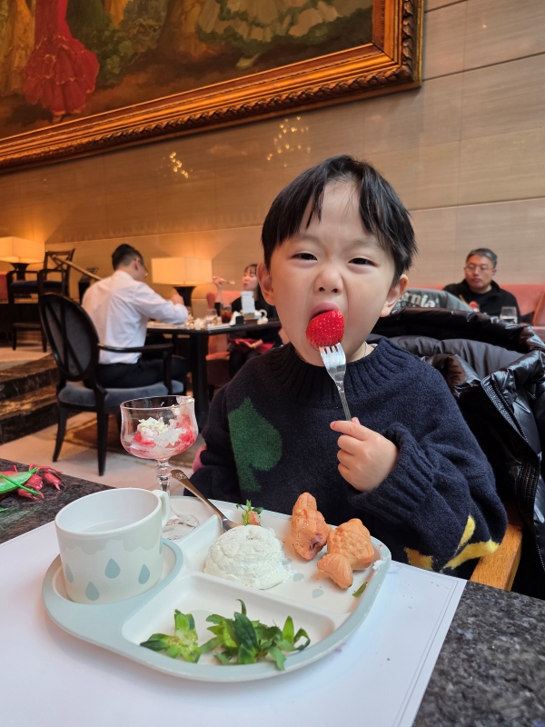 ▲ 5살 임이담 어린이는 생딸기 30여개를 단숨에 먹어치웠다. ⓒ최신혜 기자