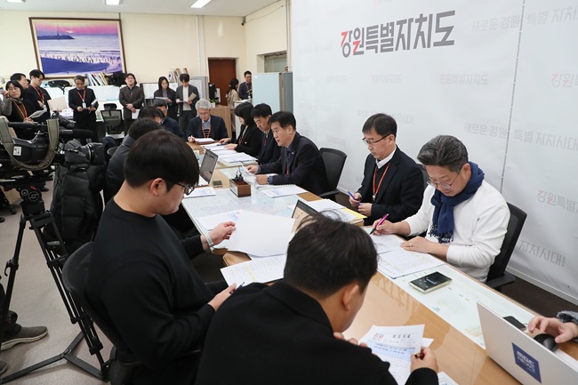 ▲ 박광용 산업국장이 9일 기자브리핑을 통해 내년도 반도체·바이오헬스·미래차·AI 등 첨단산업 분야에 대한 국비 투자에 대해 설명하고 있다. ⓒ강원특별자치도