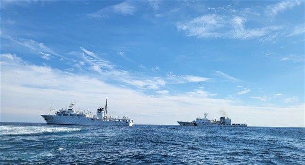 ▲ 중국어선 불법어업 합동단속 모습. ⓒ해양수산부