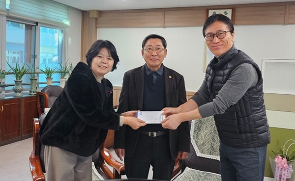 ▲ 대전시 중구 석교동 주민자치위원회가 관내 모범 졸업생 3명에게 장학금 120만원을 전달했다.ⓒ중구