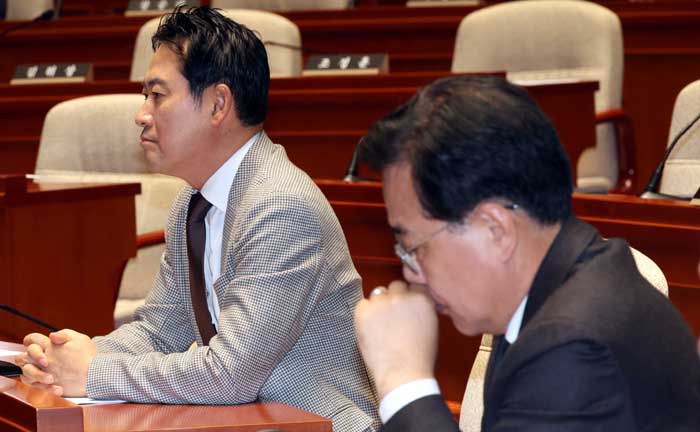 ▲ 장동혁 국민의힘 대표와 송언석 원내대표가 8일 오후 서울 여의도 국회에서 열린 의원총회 및 이재명 정권 독재악법 국민고발회에서 잠시 생각에 잠겨 있다. ⓒ뉴시스