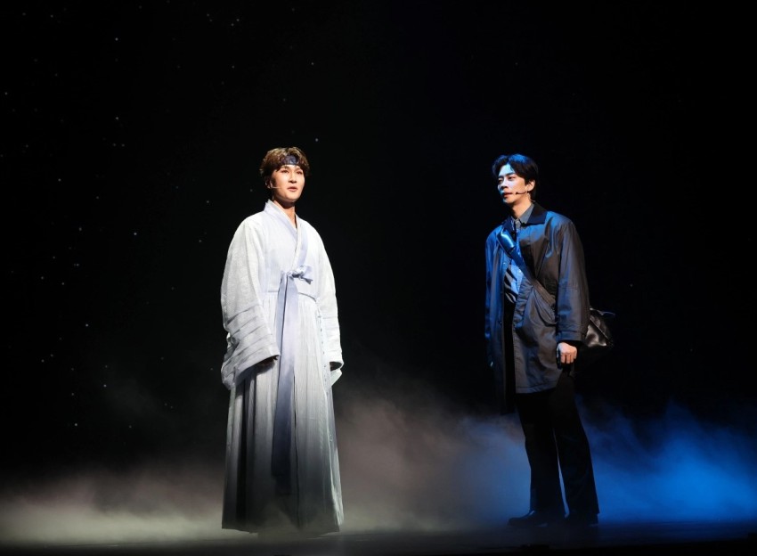 ▲ 뮤지컬 '한복 입은 남자'의 출연 배우 박은태와 신성록이 9일 서울 중구 충무아트센터 대극장에서 열린 프레스콜에서 주요 장면을 시연하고 있다.ⓒ연합뉴스