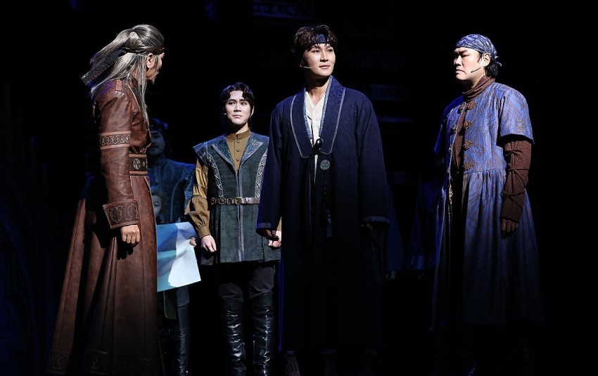 ▲ 뮤지컬 '한복 입은 남자'의 출연 배우들이 9일 서울 중구 충무아트센터 대극장에서 열린 프레스콜에서 주요 장면을 시연하고 있다.ⓒ연합뉴스