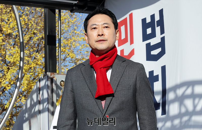 ▲ 장동혁 국민의힘 대표가 1일 오후 인천 주안역 앞에서 열린 민생회복 법치수호 인천 국민대회에서 연단에 오르고 있다. ⓒ서성진 기자