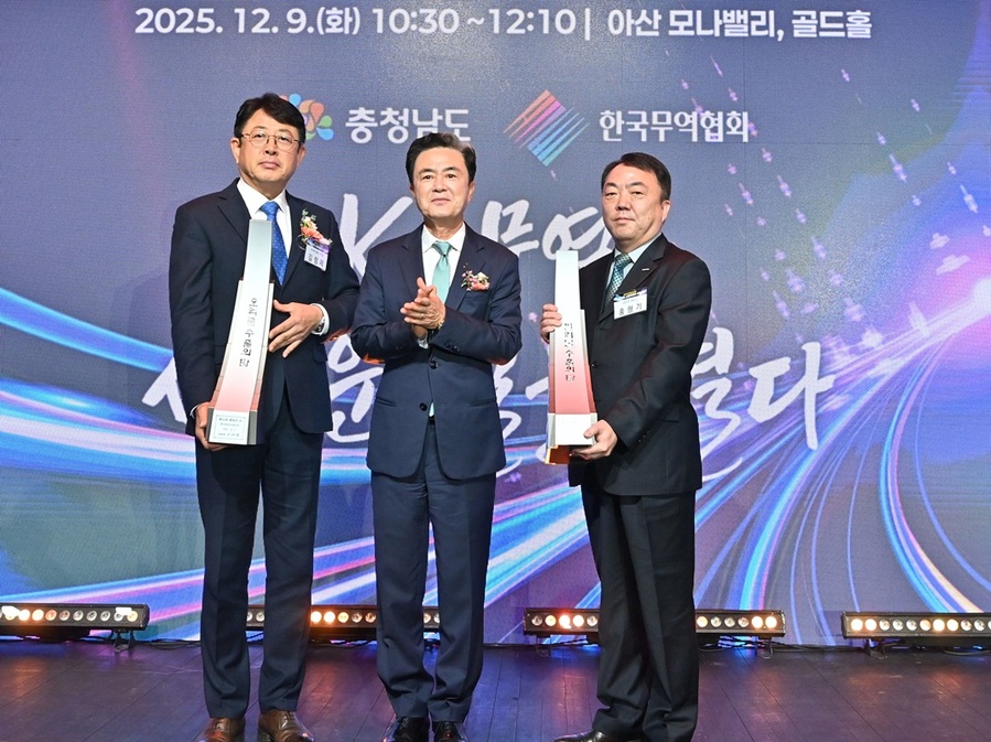▲ 제62회  역의 날 오억불탑을 받은 하나마이크론(좌), 김태흠 충남도지사(가운데), 일억불탑을 받은 토리컴(우).ⓒ충남도