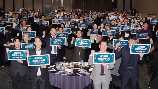 ▲ 이재준 수원시장과 수원화성 3대 축제 성과보고회 참석자들이 기념촬영을 하고 있다. ⓒ수원시 제공