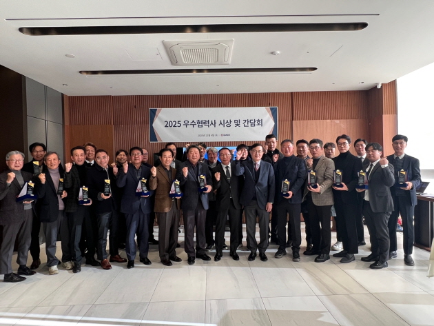 ▲ '반도건설 2025 우수협력사 시상식 및 협력사 간담회' 참석자들이 기념촬영을 하고 있다. ⓒ반도건설