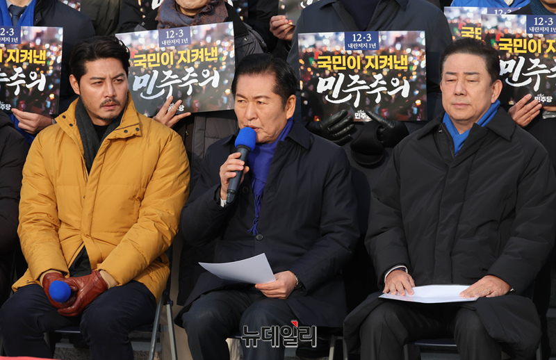 ▲ 정청래 더불어민주당 대표가 지난 3일 국회 본청 계단에서 열린 12.3 내란 저지 1년 현장 최고위원회의에서 발언을 하고 있다. ⓒ이종현 기자