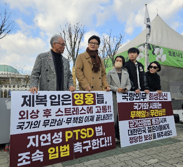 ▲ 한동훈 국민의힘 전 대표가 9일 오후 서울 여의도 국회 앞에서 열린 군인 재해보상법 등 입법 촉구 시위에 동참했다./ⓒ손혜정 기자