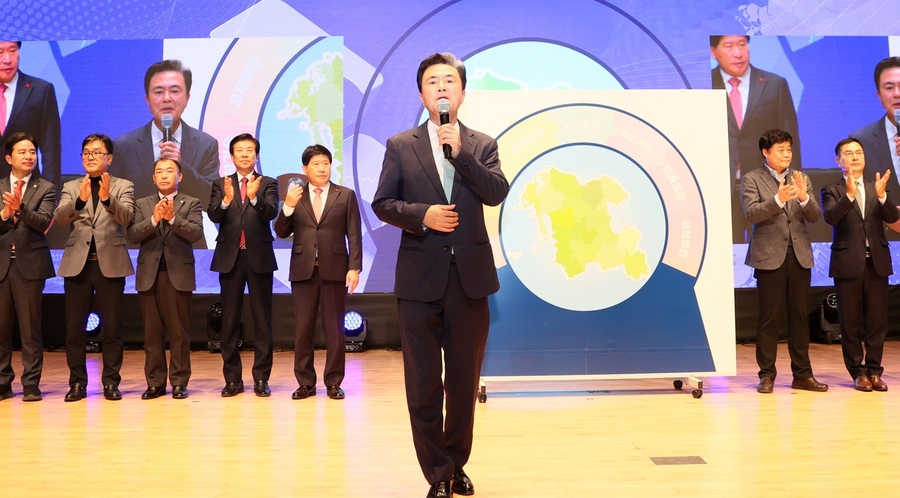 ▲ 김태흠 충남도지사가 9일 도청 문예회관에서 대전충남 행정통합 범도민 촉구대회에서 통합 당위성에 관한 입장을 밝히고 있다.ⓒ충남도