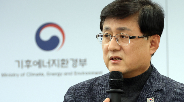 ▲ 김성환 기후에너지환경부 장관이 지난 1일 세종시 정부세종청사에서 열린 출입기자 간담회에서 주요 정책과 현안을 설명하고 있다. 2025.12.02. ⓒ뉴시스