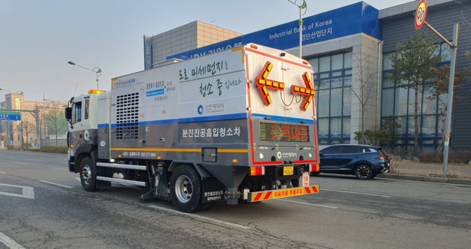 ▲ 인천시내 비산먼지 제거를 위해 인천시가 운영하는 살수차 및 분진흡입차가 지역 곳곳을 다니고 있다. ⓒ인천시 제공