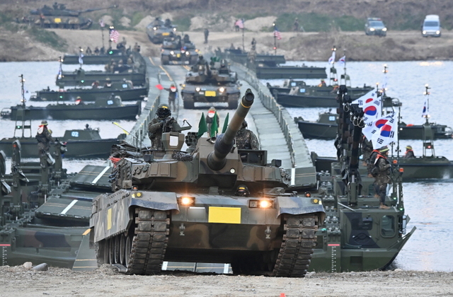 ▲ 한미연합 도하훈련이 실시된 지난 11월 20일 경기 여주시 연양동 남한강 일대에서 K2 전차가 부교를 건너는 모습. 2025 호국훈련의 일환으로 실시된 이번 훈련에는 육군 제7공병여단과 11기동사단, 미2사단/한미연합사단 등 800여 명이 참가했다. ⓒ뉴시스