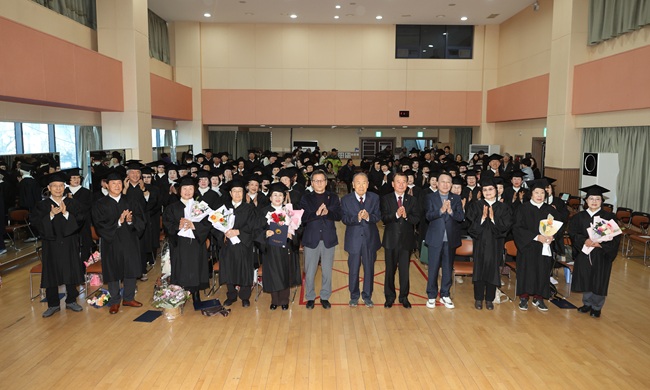 ▲ 대한노인회 강릉시지회 부설 강릉노인대학이 9일 강릉노인종합복지관에서 제40회 졸업식을 개최했다. ⓒ강릉시