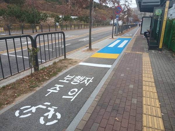 ▲ 인천 중구는 영종국제도시 버스정류장 주변 45곳의 보행환경 개선 공사를 완료됐다. ⓒ중구 제공