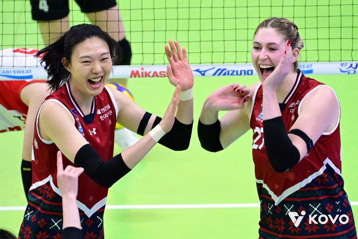 ▲ 강력한 블로킹을 앞세운 현대건설이 페퍼저축은행을 꺾고 시즌 첫 3연승에 성공했다.ⓒKOVO 제공