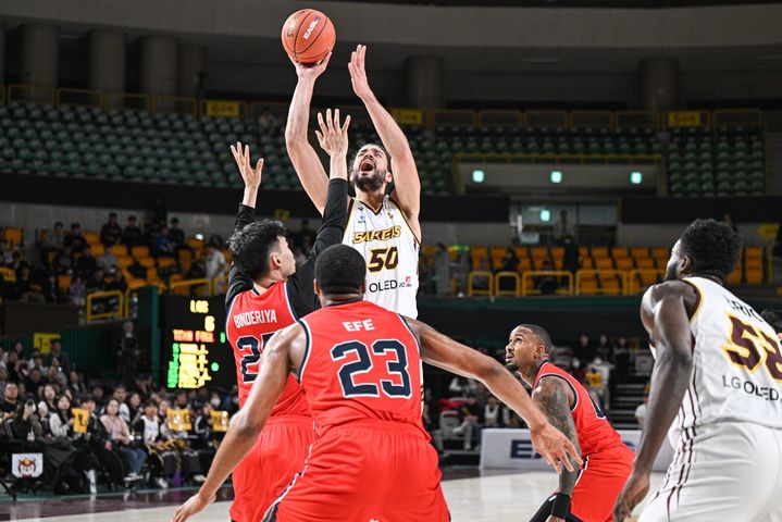 ▲ LG가 자크 브롱코스를 꺾고 4경기 만에 EASL 첫 승을 신고했다.ⓒEASL 제공