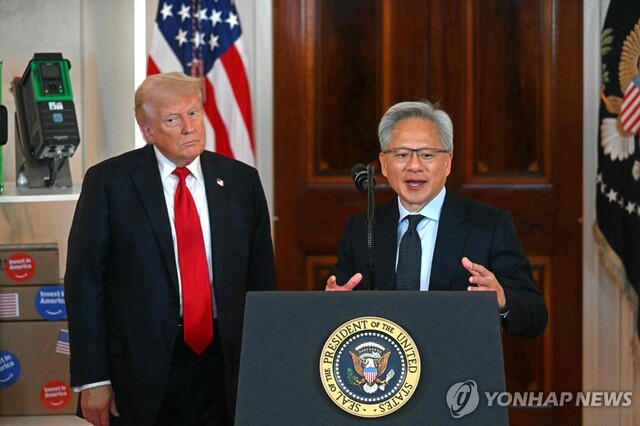 ▲ 젠슨 황 엔비디아 CEO가 지난 4월 30일(현지시각) 미국 백악관에서 도널드 트럼프 미국 대통령과 함께 미국 내 투자에 대해 발언하고 있다. 출처=AFPⓒ연합뉴스
