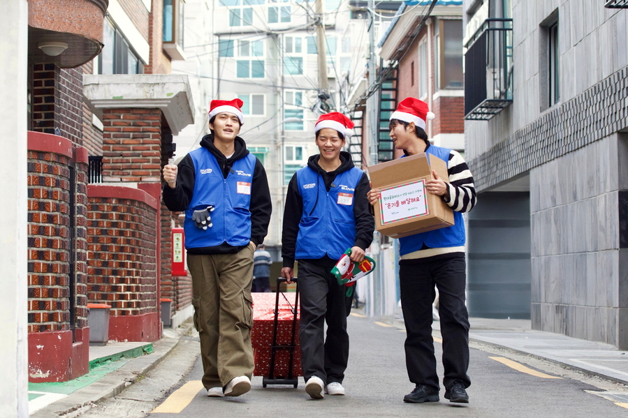 ▲ 현대글로비스 직원들이 서울 관악구 난곡동에서 봉사활동을 진행하는 모습. ⓒ현대글로비스