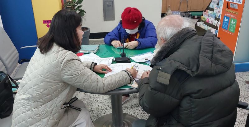 ▲ 한파 취약계층의 안부 확인을 위한 상담을 진행하고 있다.ⓒ천안시