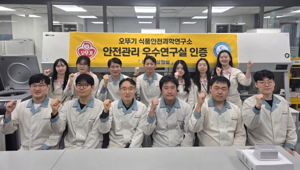 ▲ 오뚜기 식품안전과학연구소가 '안전관리 우수연구실' 인증 획득한 뒤 기념촬영을 하고 있다.ⓒ오뚜기
