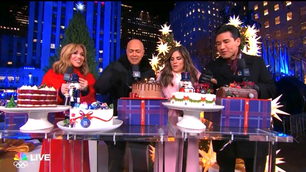 ▲ 지난 3일(현지 시간) 미국 뉴욕 록펠러센터 크리스마스트리 점등식 NBC 생방송에서 진행자들이 파리바게뜨 홀리데이 시즌 케이크를 소개하고 있다. ⓒNBC 방송 캡쳐 사진.