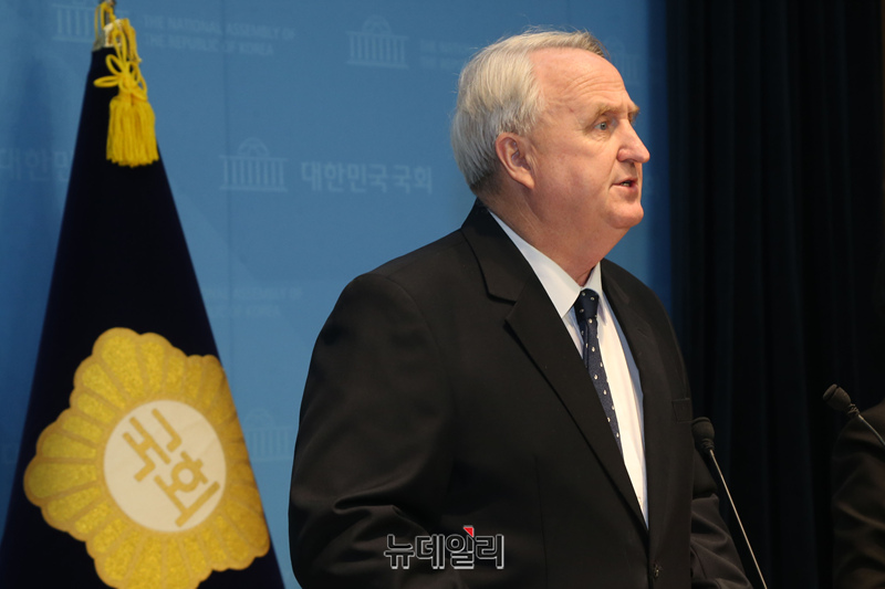 ▲ 인요한 국민의힘 의원이 10일 국회 소통관에서 의원직 사퇴 기자회견을 하고 있다. ⓒ 이종현 기자