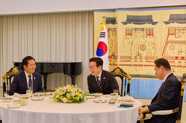 ▲ 이재명 대통령이 지난 9일 서울 서울 한남동 관저에서 정청래 더불어민주당 대표, 김병기 원내대표와 저녁 만찬 회동을 하고 있다.ⓒ뉴시스(사진=대통령실 제공)