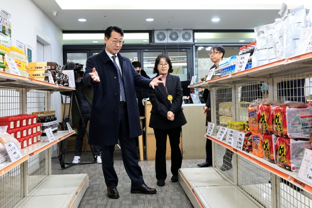▲ 나래울푸드마켓의 ‘먹거리 기본보장코너(그냥드림)’를 점검하고 있는 정명근 시장ⓒ화성시 제공