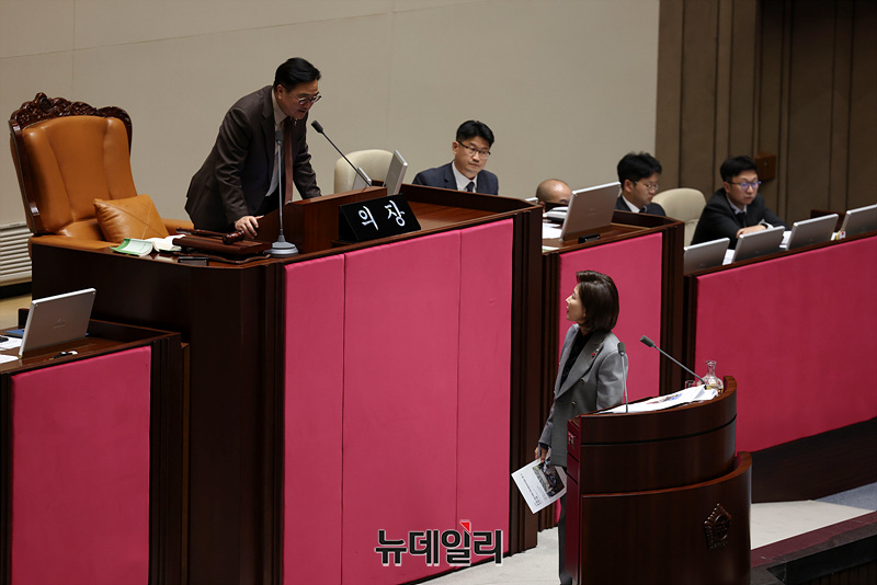 ▲ 나경원 국민의힘 의원과 우원식 국회의장이 9일 오후 국회에서 열린 본회의에서 무제한 토론을 진행 관련 대화를 나누고 있다. ⓒ서성진 기자