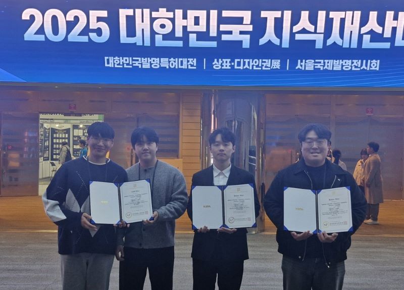 ▲ 선문대 AI·SW창업동아리 학생들이 서울 코엑스에서 열린 ‘2025 서울국제발명전시회’에서 금상 1건, 동상 2건, 특별상을 수상한 뒤 기념 촬영을 하고 있다.ⓒ선문대