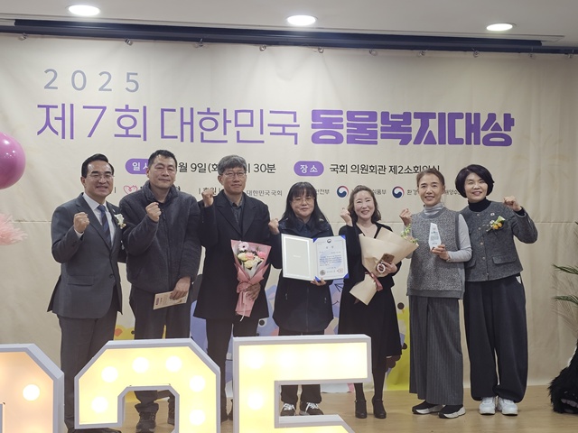 ▲ 동물복지국회포럼 공동대표를 맡고 있는 박홍근 국회의원(왼쪽)과 루시의 친구들 관계자 등이 지난 9일 국회에서 '제7회 동물복지대상' 수상 후 기념촬영을 하고 있다. ⓒ루시의 친구들 제공