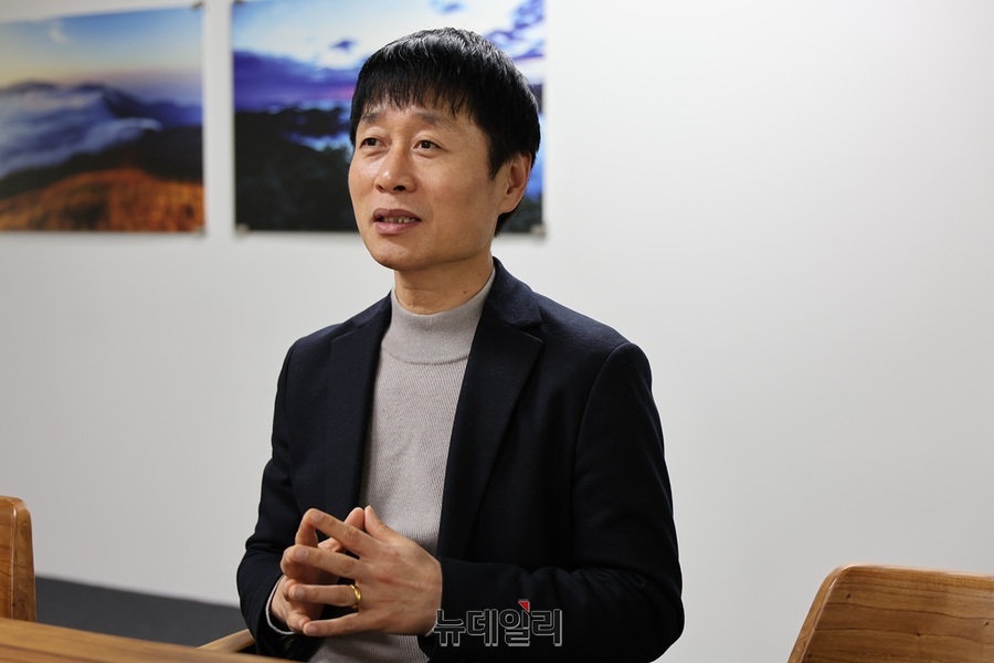 ▲ 손우한 팀장이 뉴데일리와 인터뷰를 하고 있다.ⓒ뉴데일리