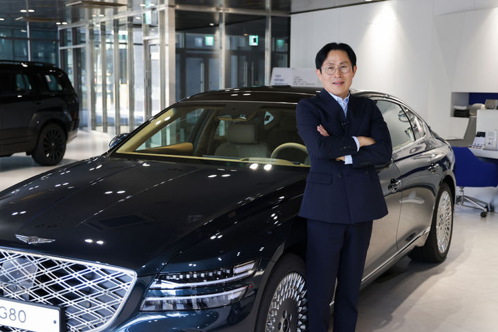 ▲ 최진성 영업이사가 현대차 서대문중앙지점에서 기념 촬영하는 모습. ⓒ현대차