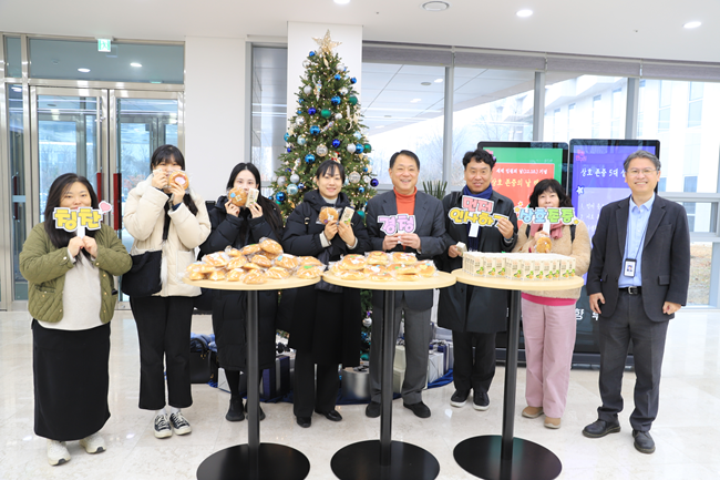 ▲ 강원연구원이 10일 세계 인권의 날을 맞아 출근하는 직원을 대상으로 갑질 예방 및 상호존중 문화 정착을 위한 '상호 존중의 날  캠페인'을 전개했다. ⓒ강원연구원