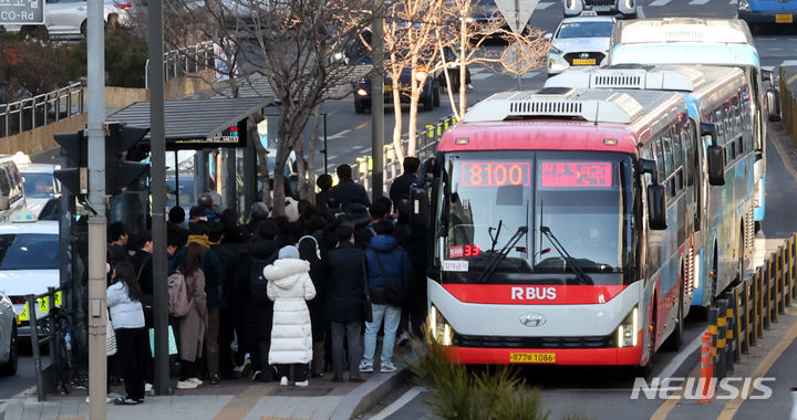 ▲ 12일 서울 중구 '남대문세무서, 서울백병원' 정류소(중앙버스전용차로)에서 승객들이 버스를 기다리고 있다. ⓒ뉴시스