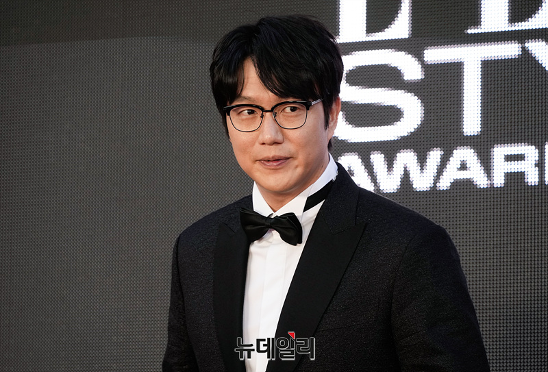 ▲ 가수 성시경이 서울 성동구 에스팩토리에서 열린 '엘르 스타일 어워즈 2024' 레드카펫에서 포즈를 취하고 있다. 2024.10.17. ⓒ서성진 기자