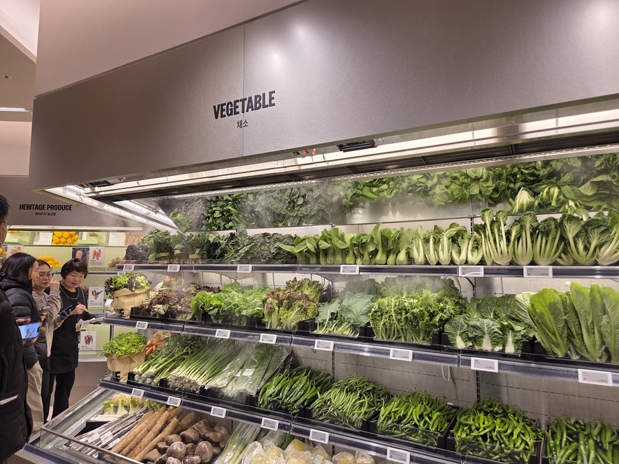 ▲ 매대에 신선한 야채들이 가지런히 놓여있다. ⓒ남수지 기자