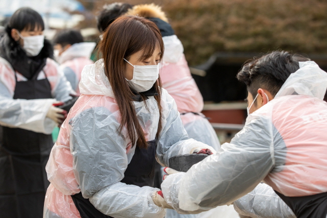 ▲ 호반그룹 임직원들이 연탄을 나르고 있다. ⓒ호반그룹