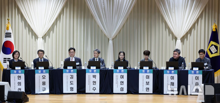 ▲ 현의선 수원지방법원·가정법원 안양지원장의 사회로 10일 오후 서울 서초구 서울법원종합청사 청심홀에서 국민을 위한 사법제도 개편 공청회 : 방향과 과제 제5세션 '상고제도 개편 방안'이 진행되고 있다. 왼쪽부터 현의선 안양지원장, 오용규 변호사, 김도형 수원지방법원·가정법원 안산지원 부장판사, 박현수 광주지방법원 부장판사, 여연심 민변 사법센터 법원개혁소위원장, 이보연 변호사, 이재묵 한국외국어대학교 정치외교학과 교수, 이춘재 한겨레신문 논설위원. ⓒ뉴시스