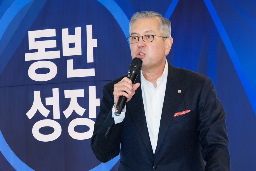 ▲ 전국 협력 서비스 및 판매 네트워크 대표자 컨퍼런스 행사장에서 인사말을 전하고 있는 헥터 비자레알 GM 한국사업장 사장ⓒ한국GM