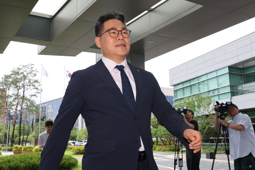 ▲ 백해룡 경정이 지난 7월 임은정 동부지검장과 비공개 면담을 위해 서울 송파구 서울동부지방검찰청으로 들어서고 있다. ⓒ뉴시스