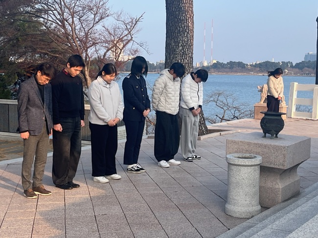 ▲ 참가 학생들은 표창 수여식 후 강릉시 충혼탑을 찾아 순국선열과 호국영령의 넋을 기리며 참배하는 시간을 가졌다. ⓒ강원동부보훈지청