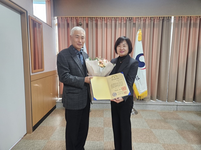 ▲ 최윤정 강원동부보훈지청장이 10일 지청장실에서 새롭게 등록된 6·25 참전유공자의 유족에게 대통령 명의의 국가유공자 증서를 직접 수여하고 감사의 마음을 전했다. ⓒ강원동부보훈지청