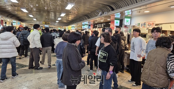 ▲ 법원은 집행관 40여 명을 투입해 대전 중앙로 지하상가에서 강제집행을 했지만 상인들의 격렬한 저항으로 한 시간 대치 끝에 철수했다. ⓒ김경태 기자