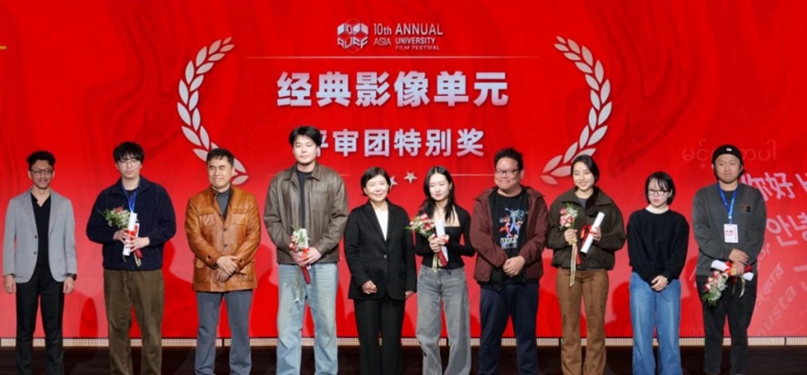 ▲ 제10회 AUFF 시상식. 단편영화 부문 심사위원 특별상을 받은 김동하 감독(오른쪽 끝)과 한국 심사위원 윤단비 감독(오른쪽 두 번째).ⓒ중앙대