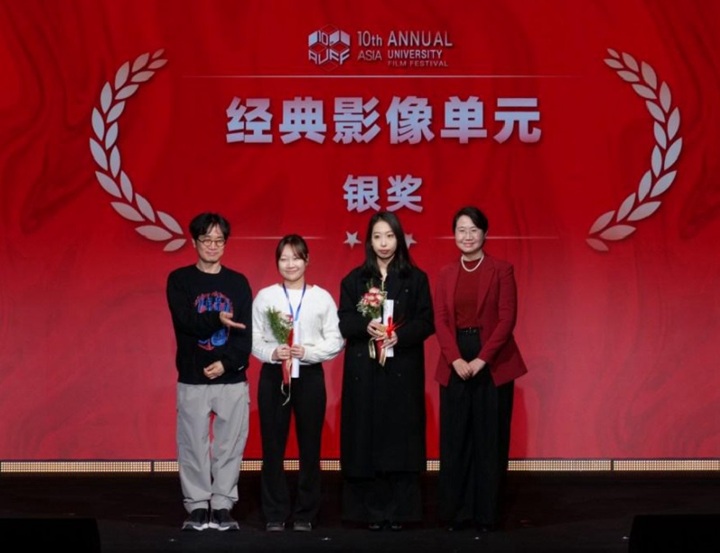 ▲ 단편영화 부문 은상을 받은 오은영 감독(왼쪽 두 번째)과 한국 심사위원 민규동 감독(왼쪽 첫 번째).ⓒ중앙대