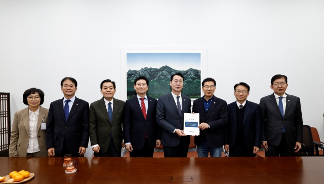 ▲ 대한민국특례시시장협의회가 국회 행정안전위원회에 특례시 지원에 관한 특별법 조속 제정 건의문을 전달하고 기념촬영을 하고 있다ⓒ화성시 제공