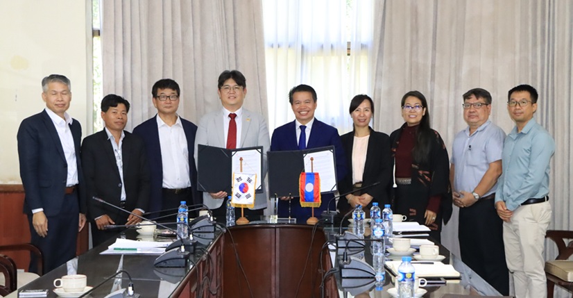 ▲ 세종대 이충훈 처장(왼쪽에서 네 번째), 지구자원공학과 배위섭 교수(왼쪽에서 세 번째), 라오스국립대학교 Phouphet Kyophilavong 대외협력부총장(가운데) 등 양측 관계자들이 협약식에서 기념촬영을 하고 있다.ⓒ세종대