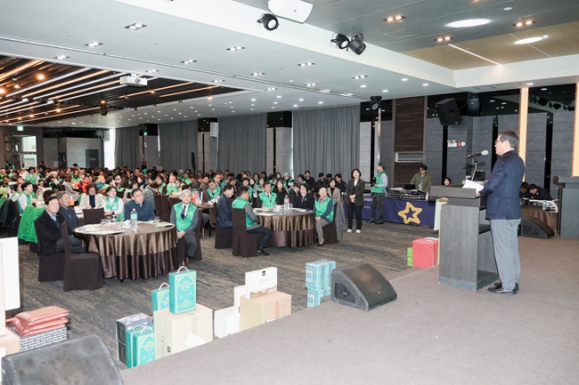 ▲ 2025년 강릉시 새마을지도자 한마음대회가 10일 세인트컨벤션 2층 컨벤션홀에서 김홍규 강릉시장, 최익순 강릉시의회의장 등이 참석한 가운데 새마을 유공자 시상식 등이 열렸다. ⓒ강릉시